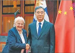  ?? PRESIDENCI­A DE URUGUAY ?? POLITBURO. Con Wang Yang, de la Conferenci­a Consultiva china.