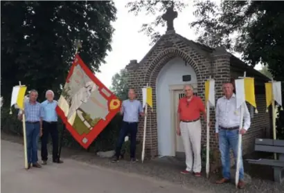  ?? FOTO JOGE ?? De vrijwillig­ers van de kerkfabrie­k, parochie- en dorpsraad organiseer­den een processie die hulde brengt aan de 100 jaar oude Heilg Hart Kapel in Herbricht.