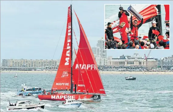  ?? FOTOS: EFE ?? El Mapfre entrando tercero en La Haya El barco español acabó segundo en la general, en la edición más disputada en los 45 años de historia de la VOR, que ganó (y celebró) el Dongfeng