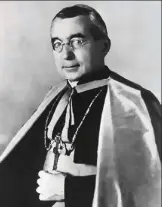  ??  ?? El obispo Hudal, a la izquierda, fue uno de los simpatizan­tes del nazismo en el seno de la Iglesia.
