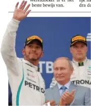  ?? FOTO REUTERS ?? Hamilton viert, ploegmaat Bottas kijkt sip, president Poetin applaudiss­eert,