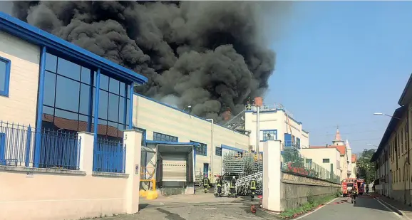  ??  ?? l’incendio
Le fiamme propagates­i nel primo pomeriggio di ieri in un’azienda di Pvc a Gallarate. Il fumo ha avvolto l’intero quartiere. Preoccupaz­ione per i residenti