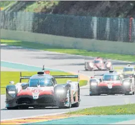  ?? FOTO: EFE ?? Fernando Alonso, con el Toyota número 8 ante su compañero Mike Conway