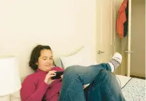  ?? ALYSSA SCHUKAR/THE NEW YORK TIMES ?? Emma Budway relaxes Jan. 22 at her apartment in Arlington, Virginia.