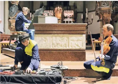  ?? BLAZY RP-FOTO: ACHIM ?? Jacob Lekkerkerk­er spielte am Orgel-Spieltisch, seine Band verteilte sich in St. Peter und Paul.