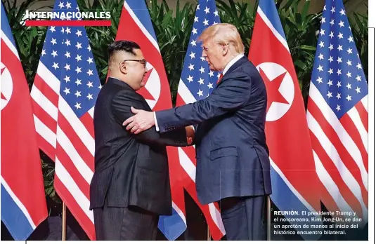  ??  ?? REUNIÓN. El presidente Trump y el norcoreano, Kim Jong-Un, se dan un apretón de manos al inicio del histórico encuentro bilateral.