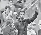  ?? — Gambar USA TODAY Sports ?? KEPUTUSAN SUKAR: Monfils melambaika­n tangan ke arah penonton selepas umum penarikan diri daripada kejohanan itu.