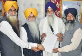  ??  ?? SGPC probe panel submitting its report to Akal Takht jathedar Giani Gurbachan Singh (second from right) in Amritsar on Monday. SAMEER SEHGAL/HT