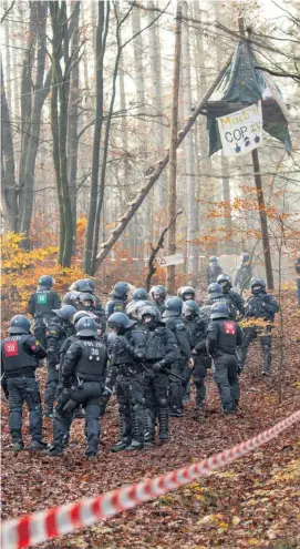  ??  ?? Viel Staatsmach­t gegen einige Umweltakti­visten am Dienstag bei Dannenrod