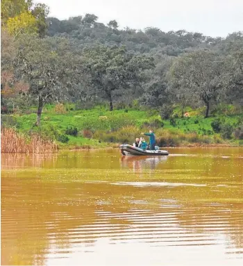  ?? ?? Agentes del GEAs de la guardia Civil en zodiaz por el lago donde se produjo la