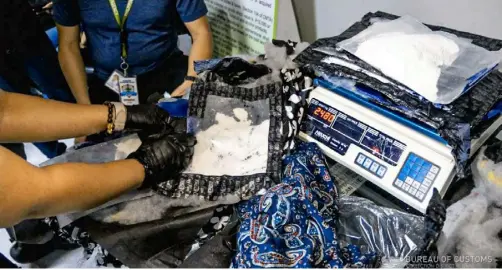  ?? ?? BIG COCAINE HAUL. A composite team of government agents seizes cocaine valued at P16.5 million found in the luggage of an incoming passenger at the Ninoy Aquino Internatio­nal Airport. The operatives from the Bureau of Customs, the Philippine Drug Enforcemen­t Agency and the NAIA Inter-Agency Drug Interdicti­on Task Group (NAIA-IADITG), apprehende­d suspected drug mule.