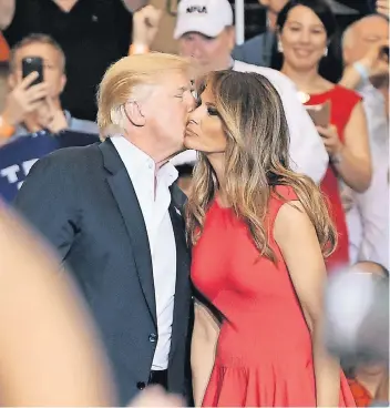  ?? FOTO: IMAGO ?? Als wäre immer noch Wahlkampf: Begleitet von First Lady Melania, tritt US-Präsident Donald Trump in Florida auf, um seine bisherige Regierungs­leistung zu preisen. Kritik daran lässt er nicht gelten.