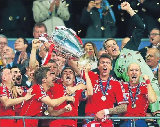  ?? ALEX GRIMM / GETTY IMAGES ?? Los jugadores del Bayern de Munich celebran la conquista del título con el trofeo de la Copa de Europa