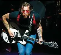  ??  ?? TROPPE PAROLE Jesse Hughes, 45 anni, leader degli Eagles of Death Metal, la band che suonava al Bataclan la sera della strage del 13 novembre