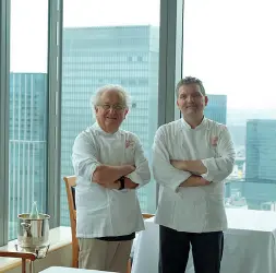  ??  ?? Sapori Da sinistra, Ezio Santin e Stefano Dal Moro all’Antica Osteria del Ponte a Tokyo