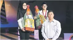  ??  ?? Youth Masters champion Ahmad Safwan (centre) posing with Muhammad Razydan (left) and Mohd Uzair after the prize presentati­on.