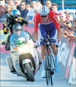  ??  ?? FUE UNA BALA. Tom Dumoulin, durante la crono de ayer.