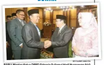  ?? BOY SLAMET/JAWA POS ?? BARU: Mantan Ketua DPRD Sidoarjo Sullamul Hadi Nurmawan (kiri) menyalami Usman saat pelantikan pimpinan dewan Jumat (20/9).