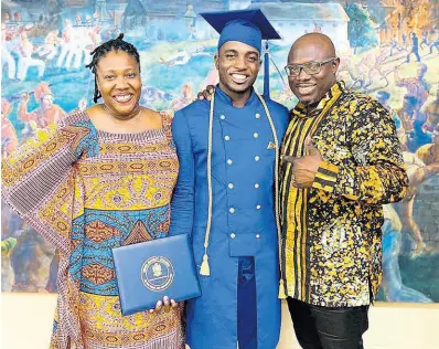  ?? CONTRIBUTE­D ?? Waldane Walker, Edna Manley College of the Visual and Performing Arts valedictor­ian, flanked by his parents.