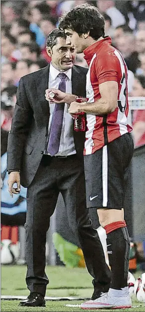  ?? FOTO: AIOL ?? Debut Lekue charla con Valverde poco antes de su debut con el Athletic