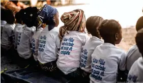  ?? ?? Anti-FGM-Projekt in Guinea: Mädchen tragen TShirts mit der Aufschrift "Ein unbeschnit­tenes Mädchen ist rein und vollständi­g"
Bild: Johanna De Tessieres/Plan Internatio­nal/dpa