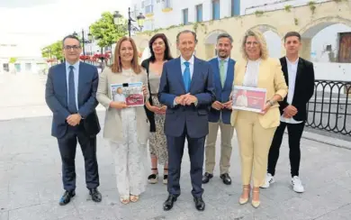  ?? R. C. ?? El alcalde de Chiclana, José María Román, durante su comparecen­cia junto a los concejales socialista­s.