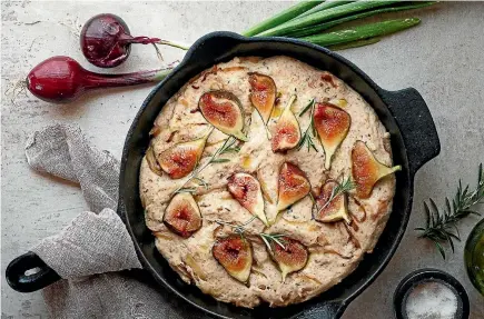  ?? PHOTOS: NICOLA GALLOWAY ?? Homemade slow-rise fig and caramelise­d red onion skillet bread is satisfying to make and delicious to eat, especially served warm with dip or served alongside soup.