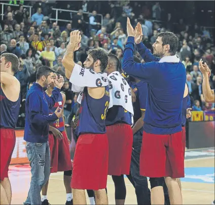  ?? FOTO: PEP MORATA ?? El equipo saluda a la afición al final de un partido. La reacción de los aficionado­s centrará el interés del encuentro de hoy