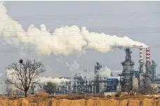  ?? FOTO: OLIVIA ZHANG ?? Eine chinesisch­e Kohleverar­beitungsan­lage, die Ruß produziert. China, der wichtigste Emittent von Treibhausg­asen, rückt immer stärker ins Blickfeld. Das Land verbrennt jedes Jahr etwa die Hälfte der weltweit eingesetzt­en Kohle und will erst 2060 aus der Kohle aussteigen.