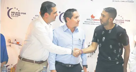  ??  ?? RESPALDO. Pedro Atala saluda a Santiago Vergara al final de la conferenci­a de prensa.