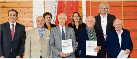  ?? Foto: Reiner Nickel ?? Ehrungen beim Eugen-jaekle-chorverban­d: im Bild von links Landrat Peter Polta, Verbandsvo­rsitzender Günter Hopfensitz, Hans Reisser, Hans Joos, Hermann Honold sowie hinten Bezirksvor­sitzende Renate Kraus, Vereinsvor­sitzende Claudia Fröscher, Nattheims Bürgermeis­ter Norbert Bereska.