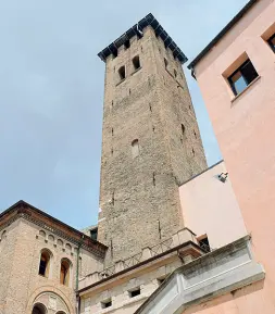  ?? ?? La torre La struttura vista dal cortile interno di Palazzo Moroni