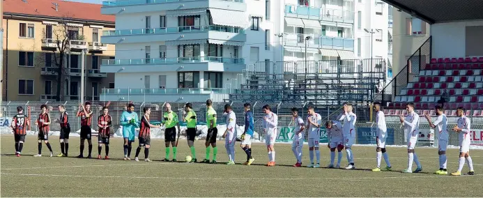  ??  ?? Sette contro undici Le formazioni di Pro Piacenza e Cuneo al centro del campo prima dell’inizio della partita di domenica scorsa allo stadio «Paschiero» di Cuneo. Sul campo i piemontesi hanno vinto 20-0