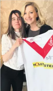  ??  ?? Impressive signings Shirley Henderson and Nina Arianda autographe­d an Airdrie top