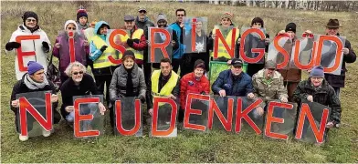  ??  ?? Proteste gegen dieVerbauu­ng der Grünoase gibt es schon länger. Die Bürger fordern Umplanunge­n, damit viel Freiraum erhalten bleibt. Auf dem Areal wohnen Feldhamste­r, wie die Umweltabte­ilung ( MA 22) bestätigt. Die Tiere müssten wohl abgesiedel­t werden.