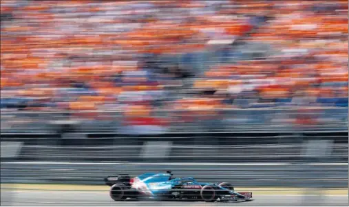  ??  ?? Fernando Alonso pilota el Alpine durante la carrera de ayer del GP de los Países Bajos disputada en el circuito neerlandés de Zandvoort.