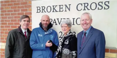  ??  ?? ●» Macclesfie­ld Junior FC chairman Richard Nelson gets the keys from Mayor Liz Durham, watched by MP David Rutley and Coun Chris Andrew