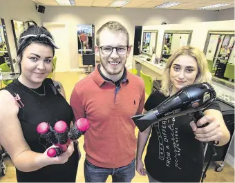  ?? PHOTO: COLIN O’RIORDAN ?? Hot topic: Style Bar owner David Finn, with hairdresse­rs Tiffany Owens (left) and Mary O’Keeffe, has banned pyjamas from his Portlaoise salon.