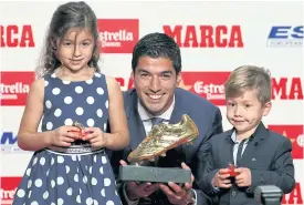  ??  ?? Barcelona’s striker Luis Suarez, his daughter Delfina and son Benjamin.