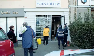  ??  ?? L’intervento della polizia municipale nella sede di Scientolog­y a Novoli