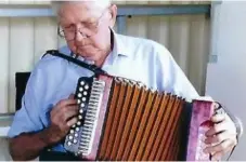  ?? PHOTO: BRENDON WINSLOW/QPS ?? HEARTWARMI­NG: Allen Ellis, 90, was a renowned accordion player.