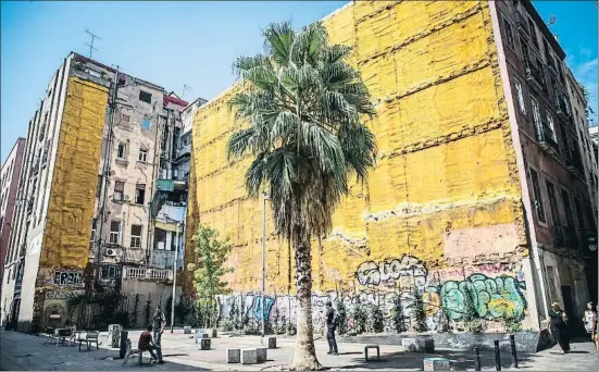  ?? LLIBERT TEIXIDÓ ?? Ciutat Vella. Urbanizaci­ón provisiona­l de un solar en la calle Sant Francesc que alojará uno de los edificios prefabrica­dos