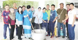  ??  ?? Sambar atas MIRANDA menggaul bubur lambuk bersama Pengurus Klinikal & Operasi KPJ Sabah Cha Chon Heng serta kakitangan KPJ Sabah.