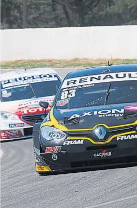  ?? (PRENSA STC2000) ?? En punta. Ardusso y el Renault Fluence, delante del cordobés Chapur, quien hoy se despide del equipo DTA del León.