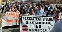  ??  ?? La protesta I cittadini di Chioggia contro il deposito (Archivio)