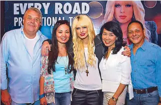  ??  ?? Orianthi (center) is flanked by Sanre Entertainm­ent’s (from left) Rene Walter and Laura Sanchez and Primeline Management and Production, Inc.’s Ida and Ronnie Henares