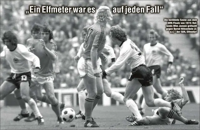  ?? ?? Die berühmte Szene aus dem WM-Finale von 1974: Hollands Wim Jansen grätscht gegen Bernd Hölzenbein (2. v.r.) - der fällt, Elfmeter!