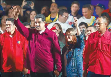  ?? Fotos:AP ?? El presidente Nicolás Maduro y su esposa Cilia Flores saludan a sus simpatizan­tes en Caracas, Venezuela. /