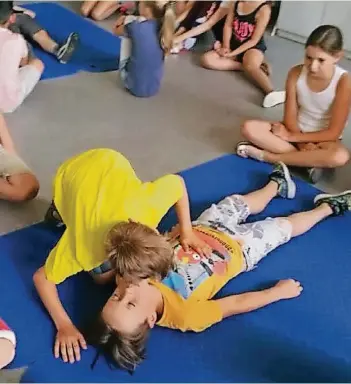  ?? FOTO: JPM-SCHULE ?? Die Johanniter sind mit ihren Trainingsp­rogrammen regelmäßig in Schulen zu Gast. Hier üben Grundschül­er der Johann-Peter-Melchior-Schule Erste Hilfe.