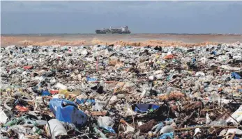  ?? FOTO: DPA ?? Plastikabf­älle liegen an einem Strand nördlich der libanesisc­hen Hauptstadt Beirut. Der Müll wurde durch starke Winde hier angeschwem­mt.